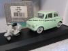 Fiat 500 grün mit Weißwandreifen und mit grauer Vespa 1:43