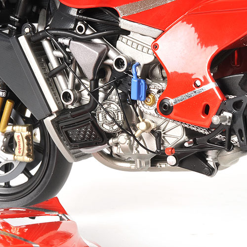 Ducati Desmosedici Desmo 16 2007 Moto GP Loris CAPIROSSI 1:12