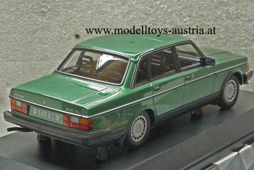 Volvo 240 GL Limousine 1986 grün metallik 1:18