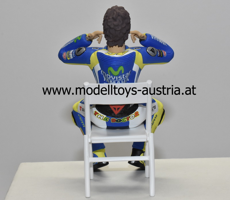 Figur Valentino ROSSI 2014 Moto GP CHECKING THE EAR PLUGS 1:12