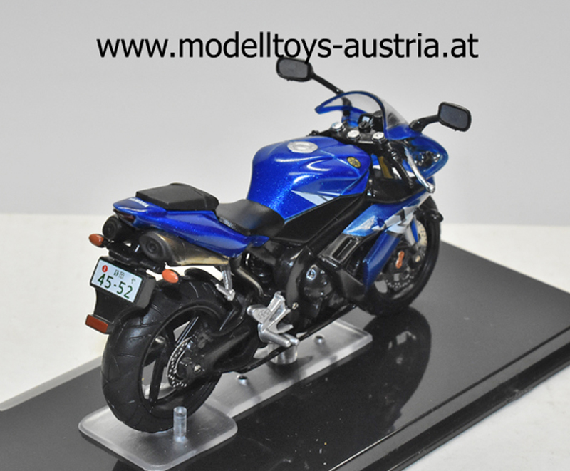 Yamaha YZF-R1 2004 blau / silber 1:24