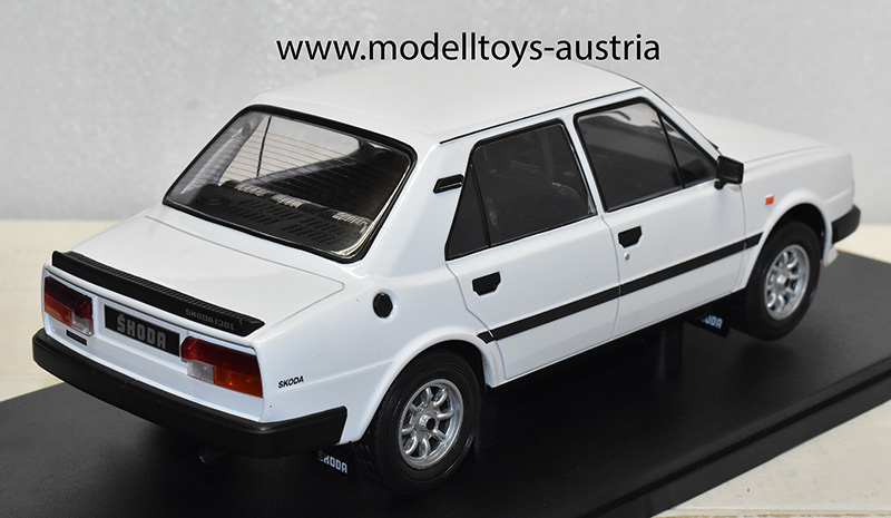 Skoda 130 LR Limousine 1988 weiss 1:18