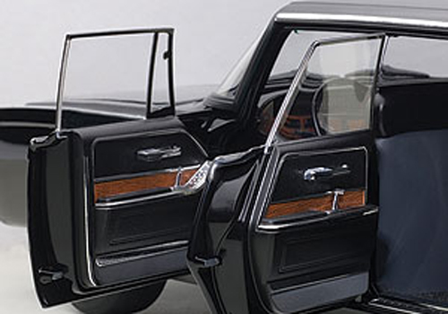 Chrysler Imperial Crown Black Beauty Green Hornet 1966 - 1967 schwarz 1:18