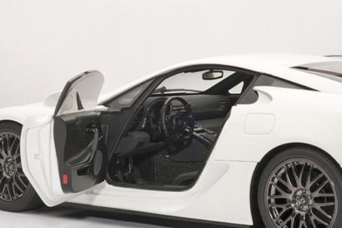Lexus LFA Coupe 2011 NÜRBURGRING PACKAGE weiss 1:18