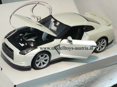 Nissan Skyline R35 GT-R 2009 weiss metallik 1:24