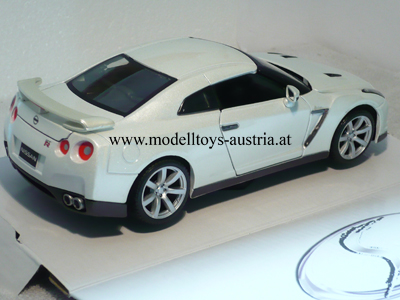 Nissan Skyline R35 GT-R 2009 weiss metallik 1:24