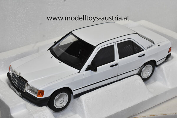 Mercedes Benz W201 Limousine 190 E 1982 weiss 1:18