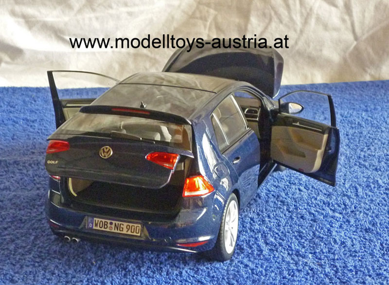 VW Golf VII Golf 7 Limousine 5 türig dunkelblau metallik 1:18