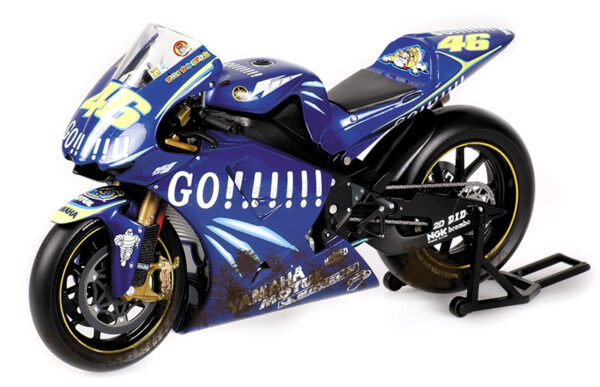 Yamaha YZR-M1 2004 Moto GP Valentino ROSSI Weltmeister GO !!!!!!! DIRTY VERSION 1:12