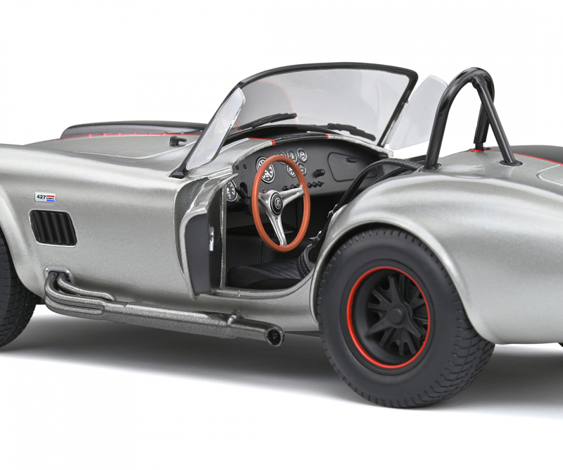 Shelby Cobra 427 1965 silber metallik / schwarz 1:18