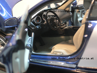Audi R8 Coupe V8 FSI Quattro 2006 blau / silber 1:18