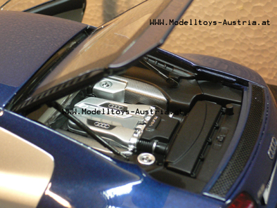 Audi R8 Coupe V8 FSI Quattro 2006 blau / silber 1:18