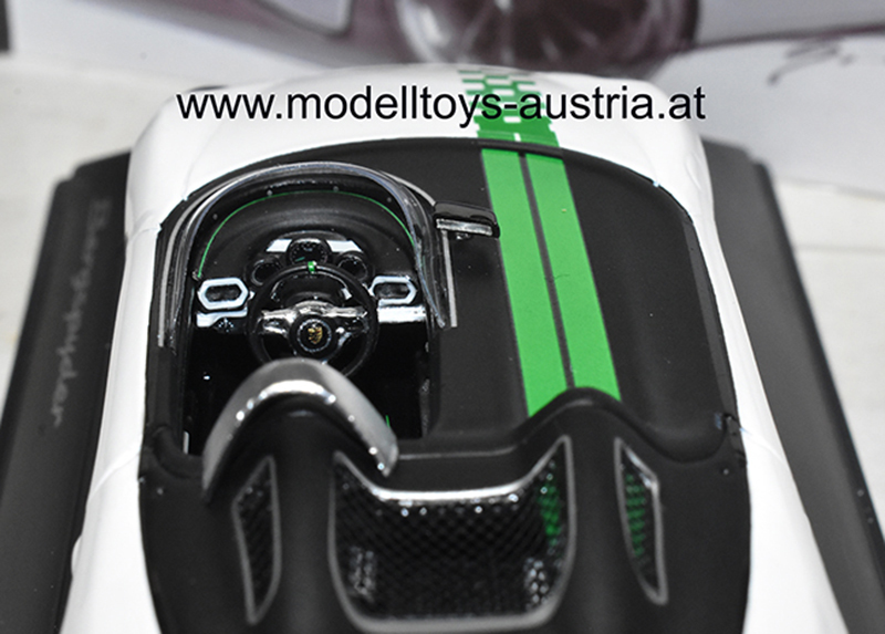 Porsche Boxster BERGSPYDER weiss / grün 1:43
