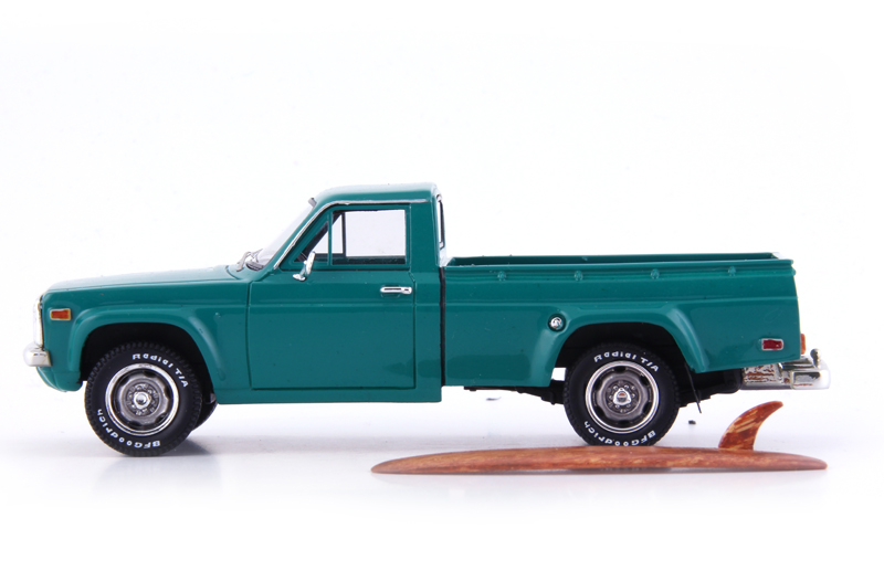 Mazda Rotary Pick-Up 1974 mit Surfbrett 1:43