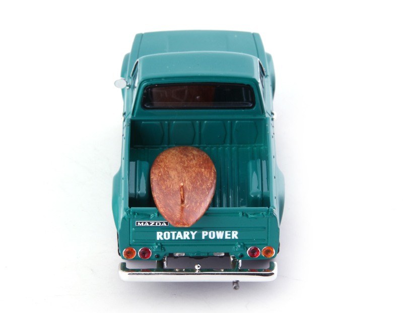 Mazda Rotary Pick-Up 1974 mit Surfbrett 1:43