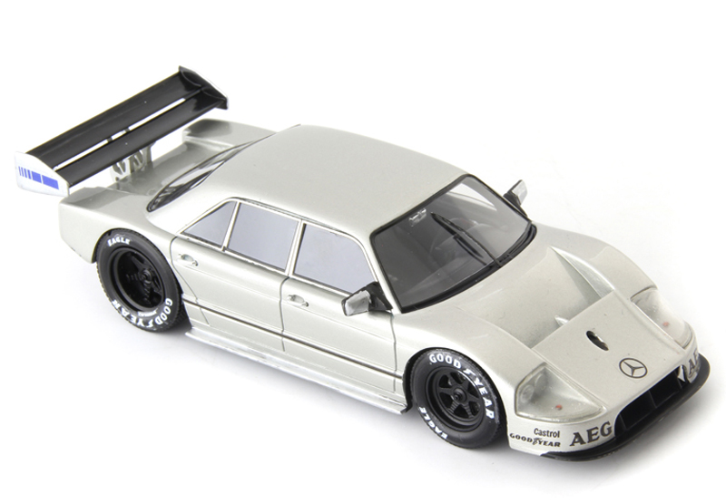 AutoCult Jahrbuch 2018 mit 184 Seiten UND Sauber Mercedes W140 1990 1:43 Buch in Deutsch und Englisch