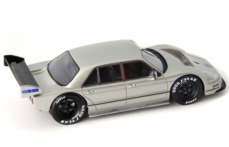 AutoCult Jahrbuch 2018 mit 184 Seiten UND Sauber Mercedes W140 1990 1:43 Buch in Deutsch und Englisch