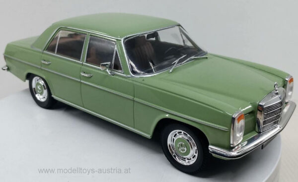 Mercedes Benz W115/8 Limousine 220 D 1972 hell grün 1:18