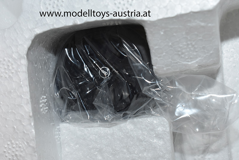 Audi RS4 B9 Avant Kombi Break 2017 grau 1:18 Audi A4